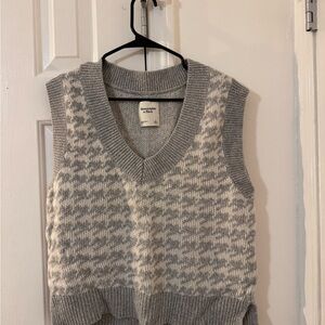 Abercrombie & Fitch Gray and White Sweater Vest